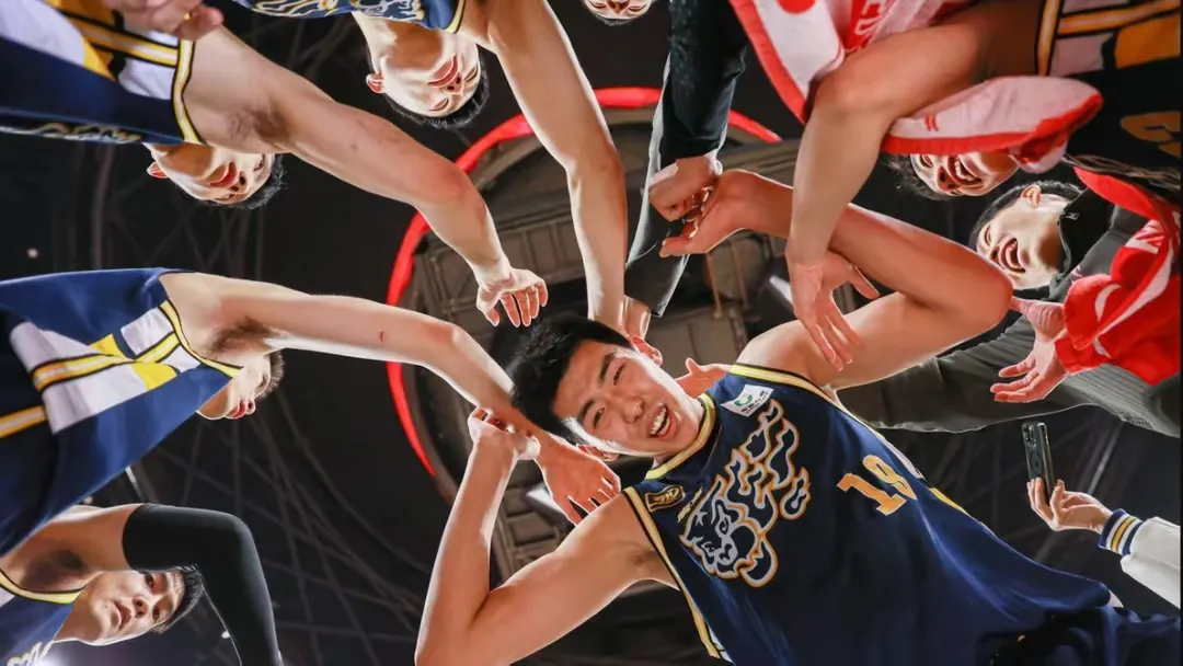 广东宏远训练开放日,今晚再遭质疑引欢呼,欧联在即,轮换策略成焦点 广东宏远训练开放日,今晚再遭质疑引欢呼,欧联在即,轮换策略成焦点